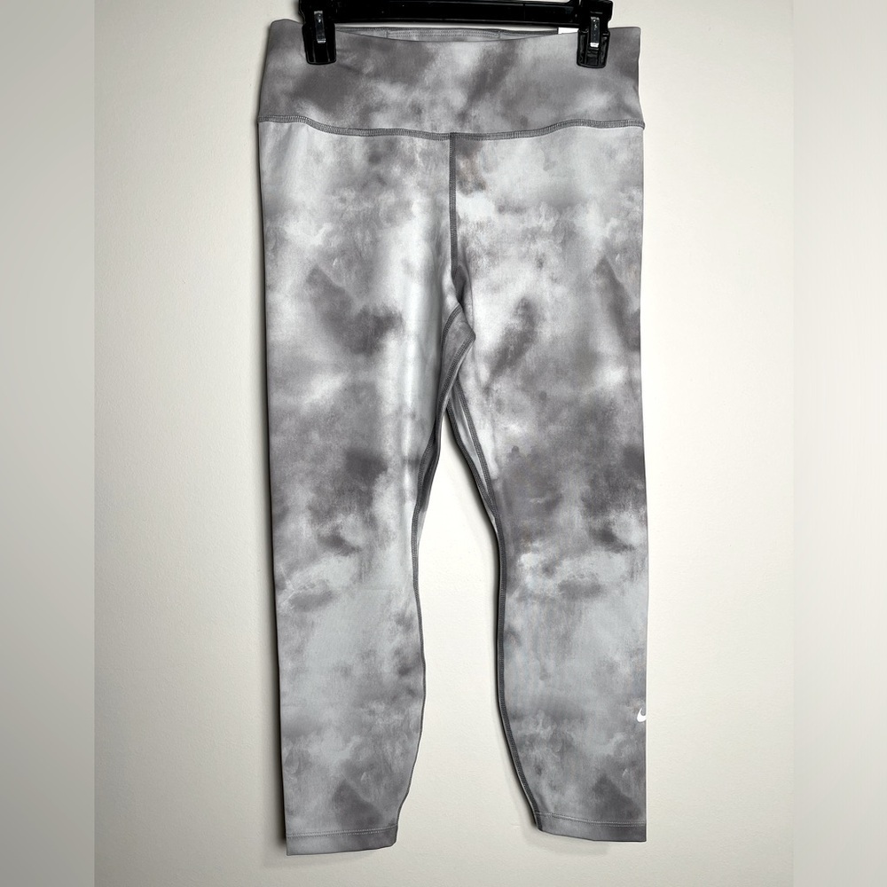 NWT Nike One Tight Fit Midrise Cropped Leggings